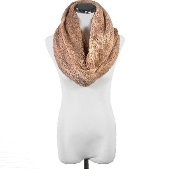 32 Degrees Plush Sherpa Infinity Scarf - Picture 3 of 8